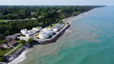 Planta-De-Tratamiento-De-Agua-A-Lo-Largo-De-La-Costa-De-Port-Washington,-Wisconsin.