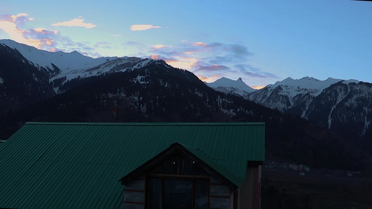 capa de nieve montaña al amanecer movimiento de nubes paso de tiempo