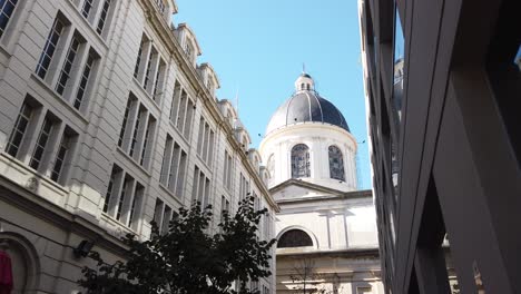 Arquitectura-Trasera-De-La-Basílica-De-San-José-De-Flores,-Punto-De-Referencia-Urbano-Cristiano-Argentino-En-La-Ciudad-De-Buenos-Aires-Bajo-Un-Horizonte-Claro