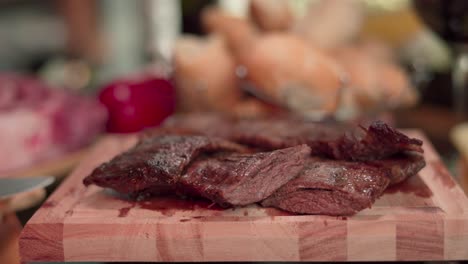 Primer-Plano-De-Algunos-Cortes-De-Jugosa-Carne-Recién-Asada-Sobre-Una-Tabla-De-Madera.