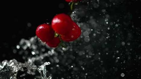 Fruta-De-Fresa-Y-Agua-Frente-A-Un-Telón-De-Fondo-En-Un-Estudio