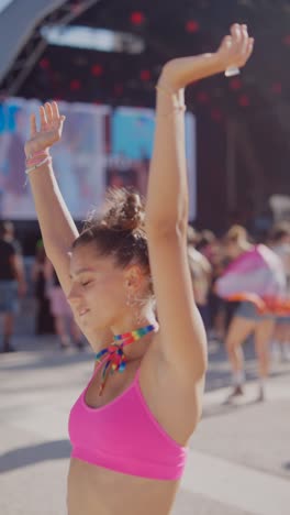 mujer bailando en un festival