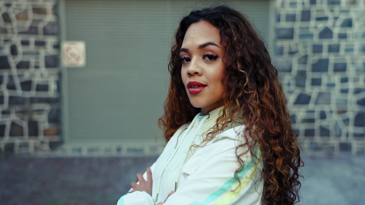 cara, moda y los brazos cruzados con una mujer negra