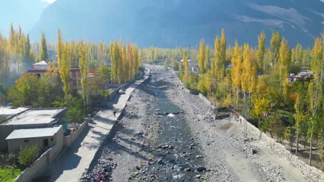 Toma-Frontal-De-Un-Dron-De-La-Ciudad-De-Skardu-Durante-La-Tarde-En-Pakistán