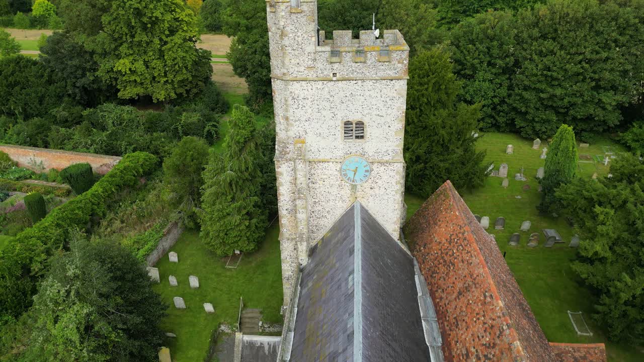 un disparo de dron de la iglesia de la santa cruz en goodnestone, empujando hacia la torre de la iglesia