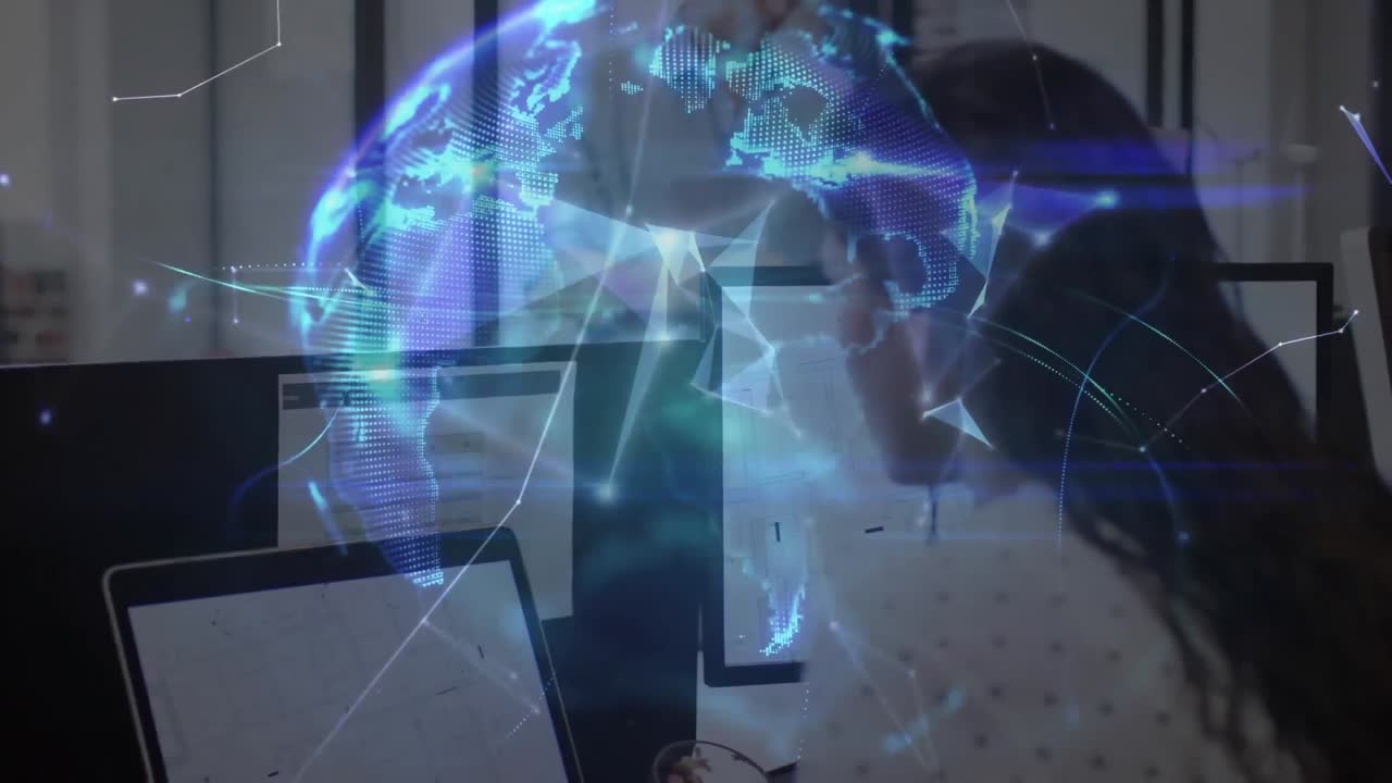 animación de una red de comunicación global brillante sobre una mujer que usa computadoras en la oficina