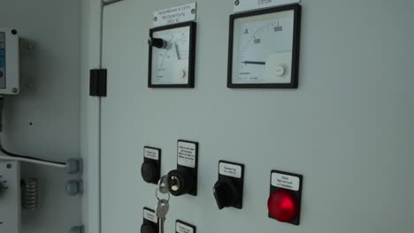 panel de control eléctrico con interruptores e indicadores