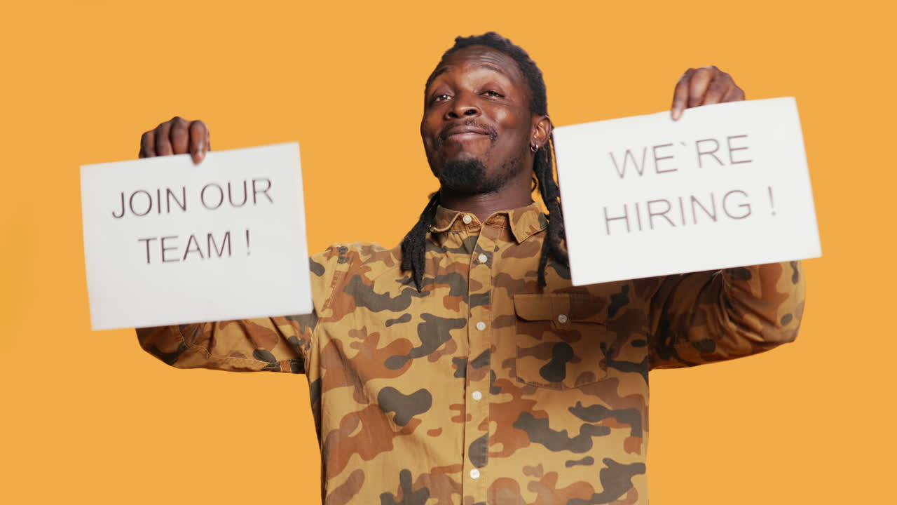 reclutador de trabajo poniendo mensajes de contratación y anuncios en papeles