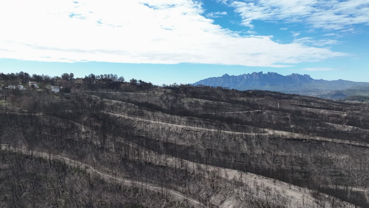 산허리 산불 나무 자연 재해와 흐린 몬세라트 산맥 스카이라인의 공중 전망