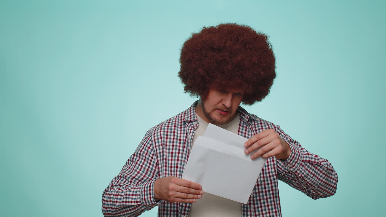 el hombre abre el sobre, la carta la lee, se siente feliz, crece en la carrera, avanza en la promoción, el préstamo bancario es aprobado.