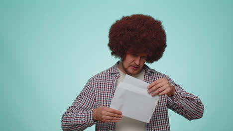 el hombre abre el sobre, la carta la lee, se siente feliz, crece en la carrera, avanza en la promoción, el préstamo bancario es aprobado.