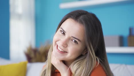 hermosa joven mirando a la cámara con felicidad y dulzura.