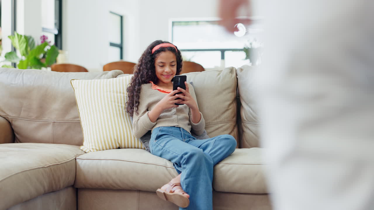la prohibición del teléfono, la madre y el niño pelean con la discusión