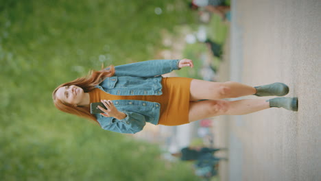 video vertical de una vlogger o influyente social viajando por la ciudad usando un teléfono móvil