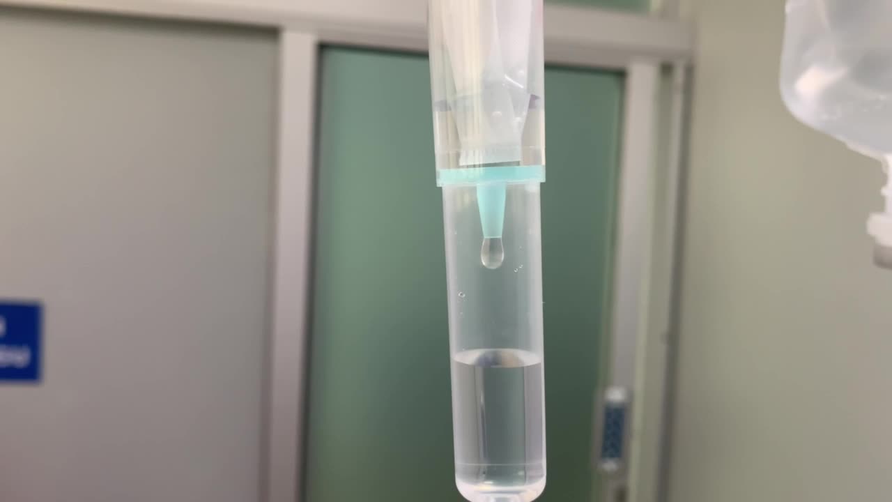 внутривенная капельница с жидкостью для увлажнения медицинская установка в больничной клинике, крупным планом капельница с мерками жидкости