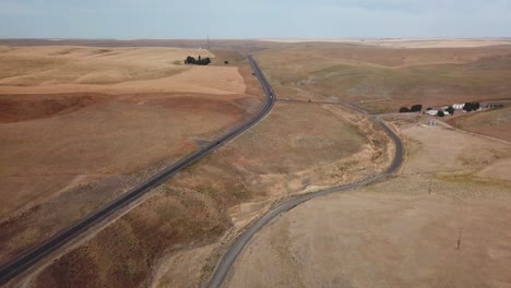 Blick-Auf-Die-Autobahn,-Die-Durch-Die-Scablands-Im-östlichen-Bundesstaat-Washington-Führt