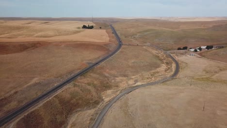 vista de la carretera que atraviesa los scablands en el este del estado de washington