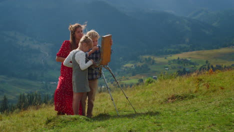 Talentierte-Familie,-Die-Ein-Bild-Im-Freien-Zeichnet.-Maler-Unterrichtet-Kinder-In-Der-Meisterklasse