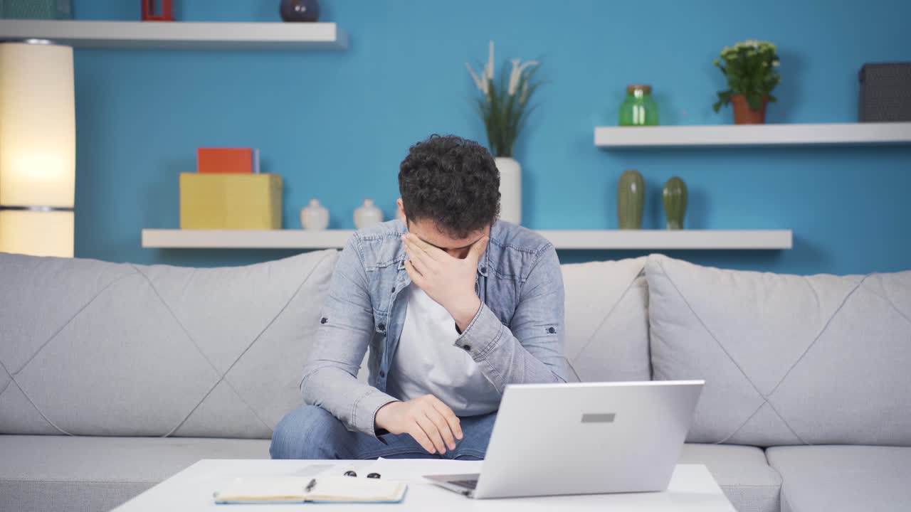 y feliz hombre de mensajes de texto.