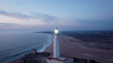 faro en el cabo cerca del mar