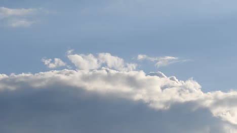 hermoso lapso de tiempo con cielo azul y nubes