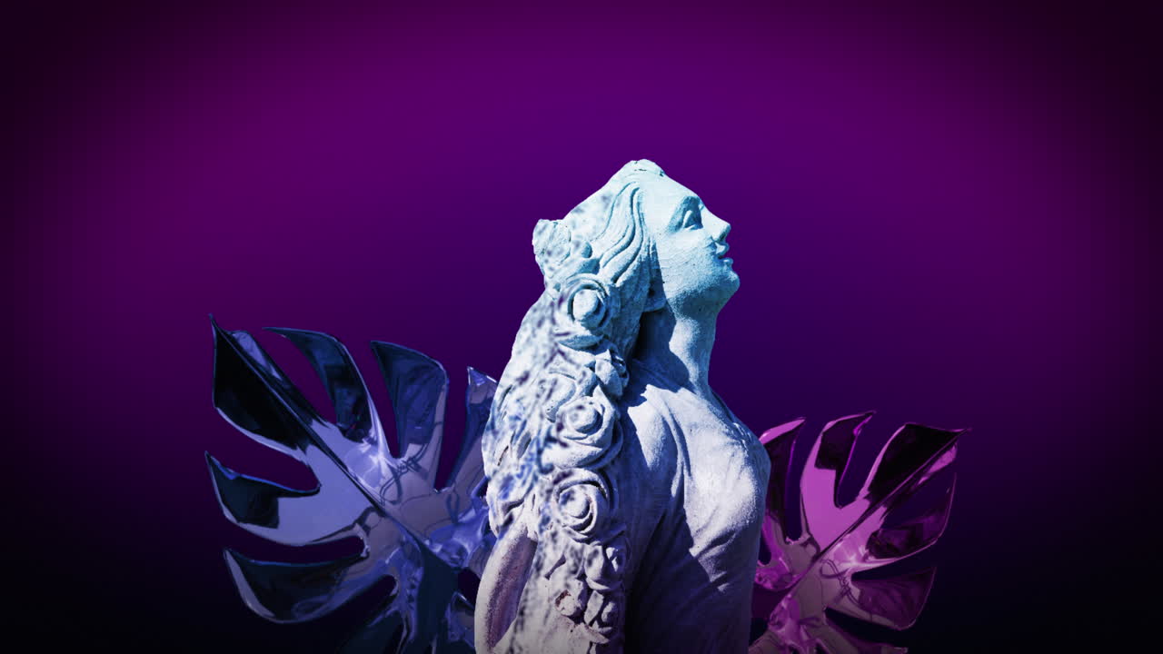 Animazione di un busto di scultura antica con glitch su sfondo viola
