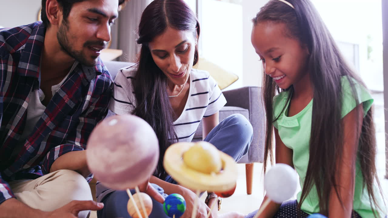 어린 어머니와 아버지가 그들의 사랑스러운