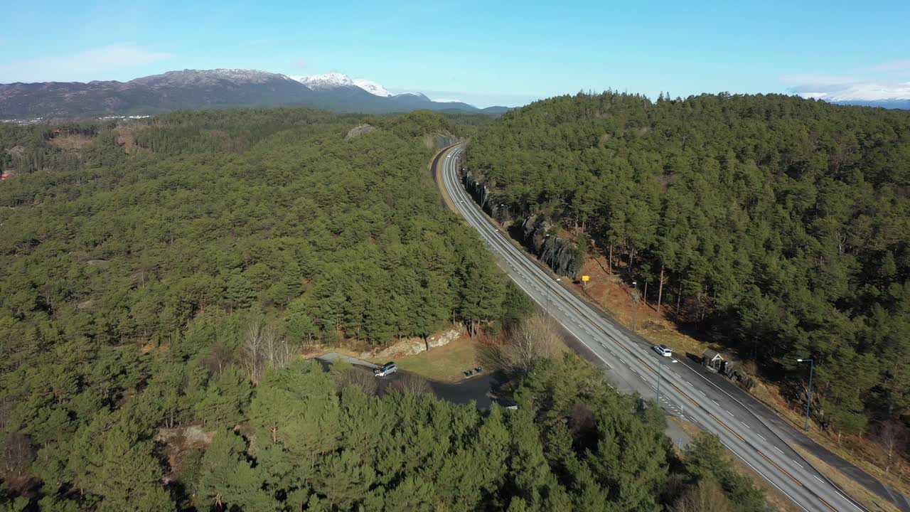 autopista costera e39 que atraviesa un bosque verde en la isla stord cerca de digernessundet y el puente bomlo - perspectiva aérea