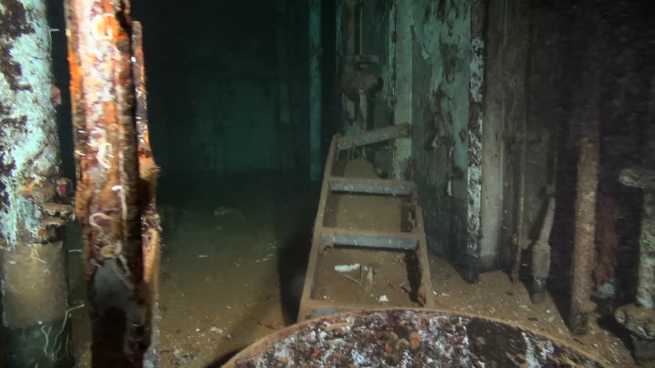 난파선 깊은 곳의 빈 방