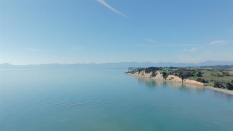 태즈만 만 (tasman bay) 과 뉴질랜드 남섬 (new zealand south island) 위를 날아다니는 드론.