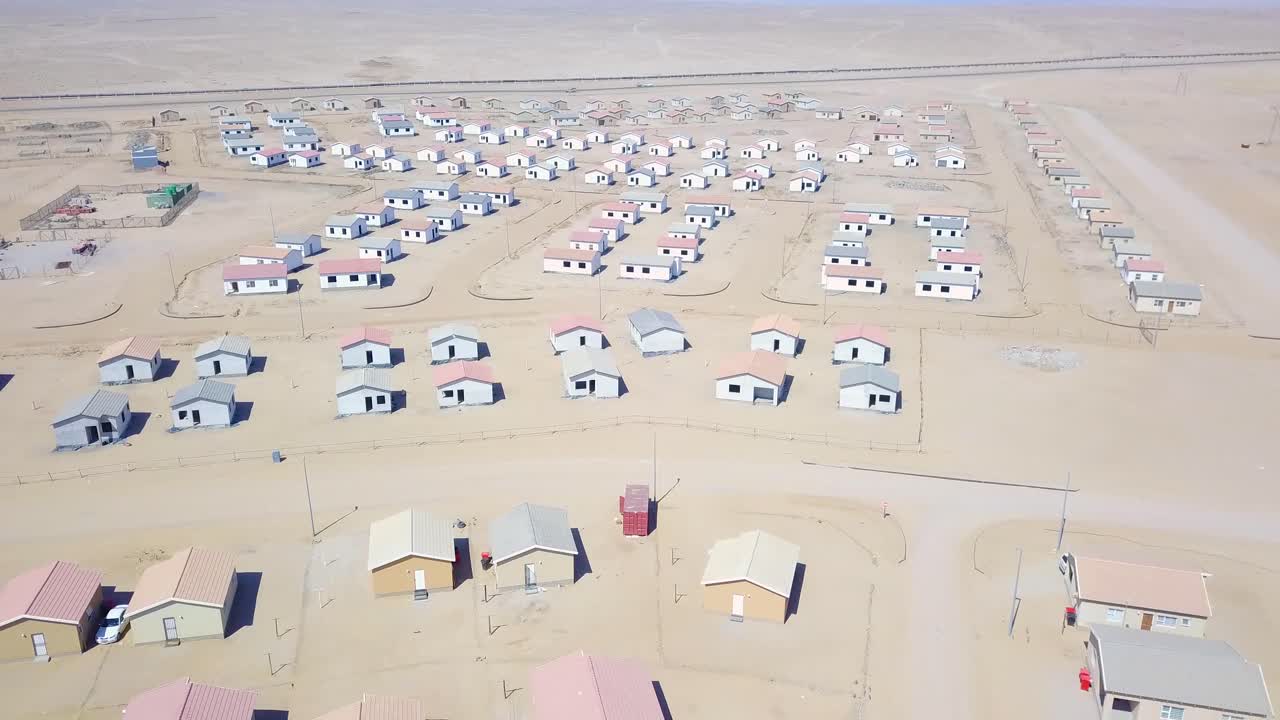 나미비아 아프리카 7 사막에 있는 텅 빈 외로운 교외 주택의 이상한 버려진 마을 위로 공중