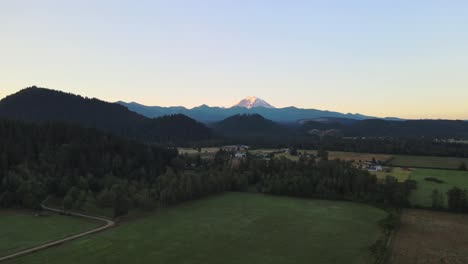 Eine-Weite,-Aufsteigende-Drohnenansicht-Von-Enumclaw-Farmen-Am-Frühen-Morgen-In-Der-Nähe-Des-Fußes-Des-Berges