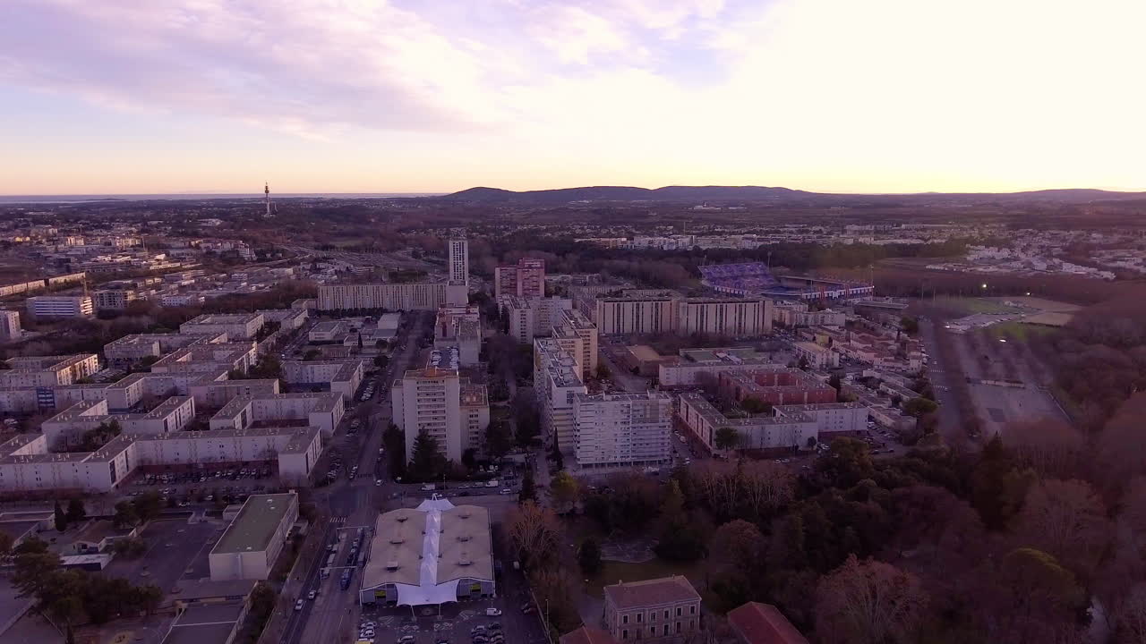 해가 지는 동안 la paillade 동네로 향하는 항공 비행, 지중해