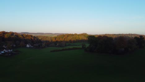 Hermosa-Vista-Aérea-De-La-Campiña-Inglesa-Con-Un-Pequeño-Pueblo-Y-Bosques-Cercanos---Toma-De-Drones-4k