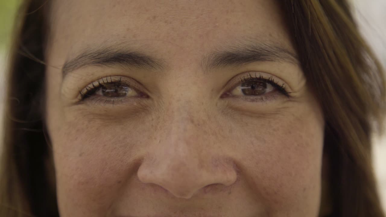 hermosa mujer joven mirando a la cámara.