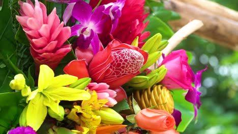 Panorámica-Alrededor-De-Un-Ramo-De-Flores-De-Colores-Para-Una-Ceremonia-De-Boda