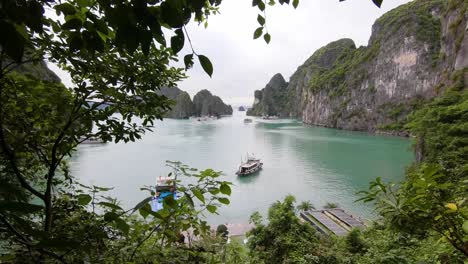 Vista-Del-Barco-De-Crucero-En-La-Bahía-De-Ha-Long-Desde-El-Punto-De-Vista