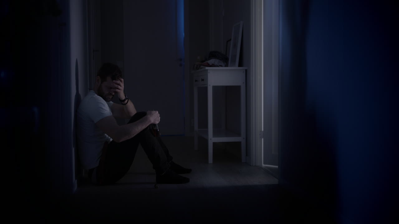 집에서 밤에 비참한 취한 알코올 중독자