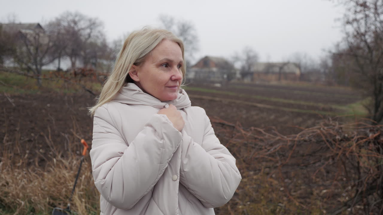 mujer en un campo en otoño