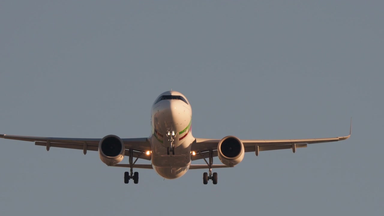Vista frontale di un aereo di linea commerciale in fase di atterraggio