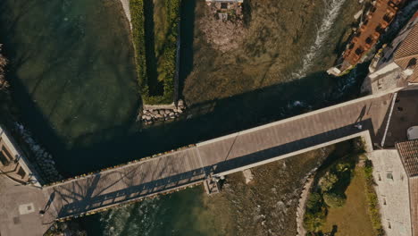 disparo de drones sobre el puente valeggio sul mincio mantova italia