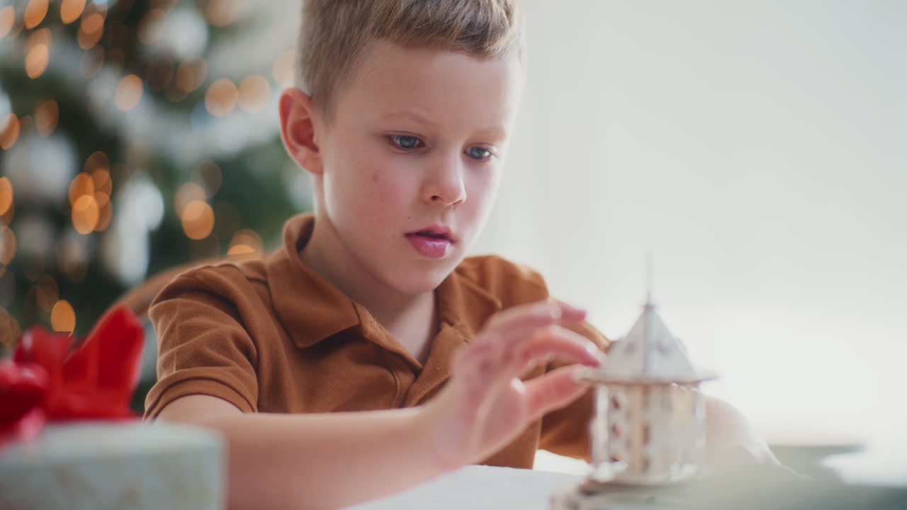 крупный план мальчика, играющего с рождественским подарком