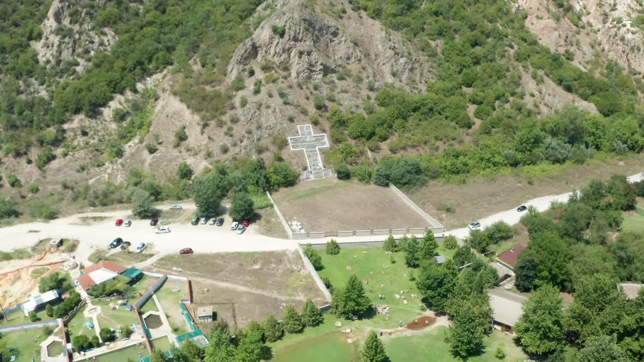 дронный снимок крестной скульптуры, построенной для освящения св.