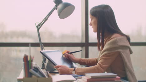 Hand-Einer-Grafikdesignerin-Mit-Interaktivem-Stift-Display,-Digitalem-Zeichentablett-Und-Stift-Auf-Einem-Computer.-Im-Büro.-Bearbeitung-Von-Grafiken.