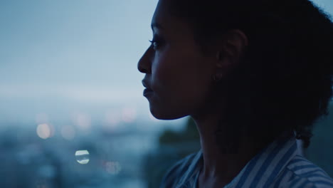 hermosa mujer de negocios mirando por la ventana de su habitación de hotel al atardecer planeando el futuro exitosa mujer independiente contemplando el futuro disfrutando de una noche tranquila