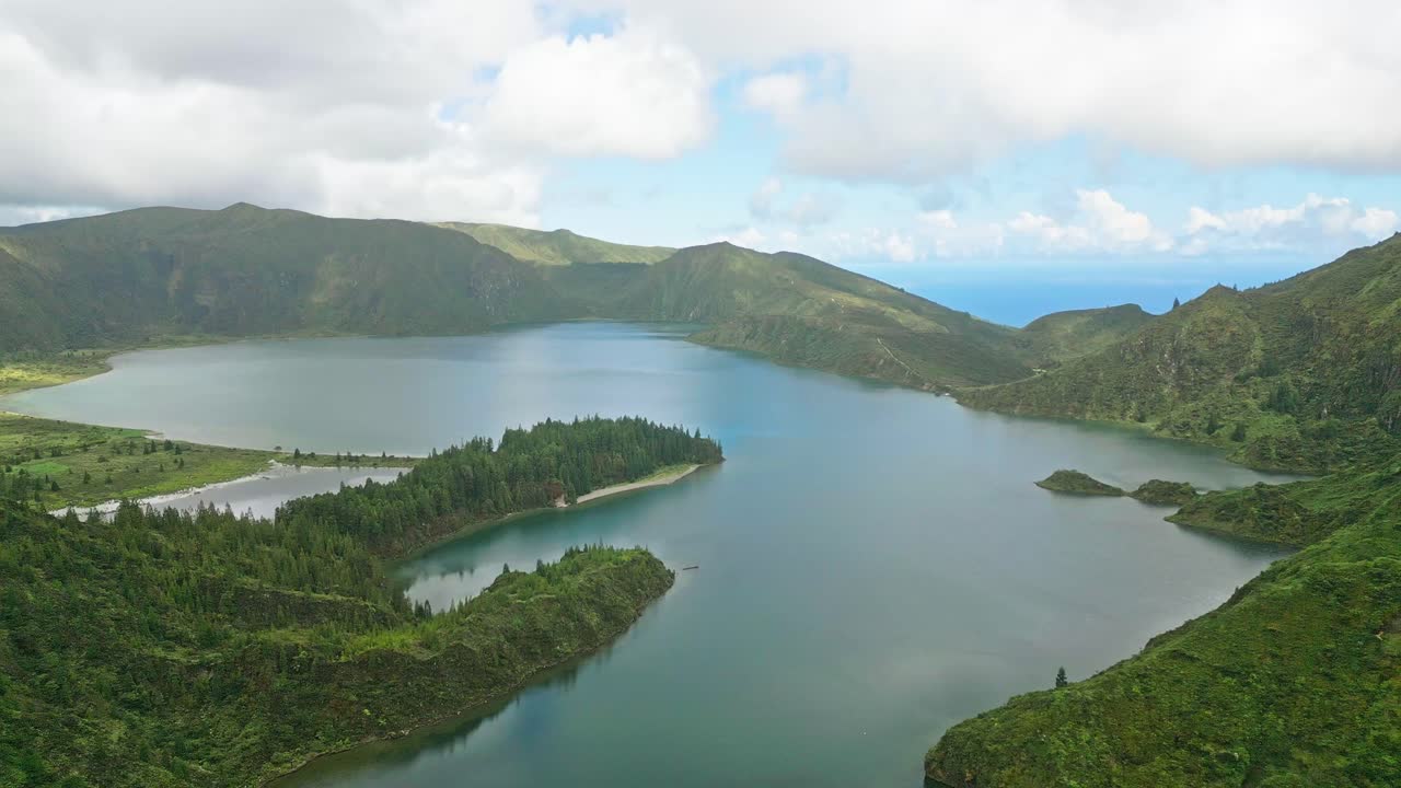 푸른 언덕과 산으로 둘러싸인 lagoa do fogo 호수의 조용한 공중 풍경