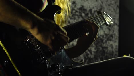 la guitarra siendo tocada por un músico de rock