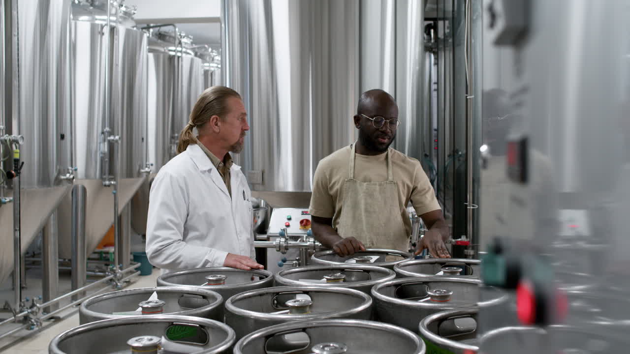 공장에서 일하는 남자들