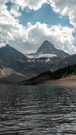 Vertikaler-4K-Mount-Assiniboine-Und-Magog-Lake,-Kanadische-Rocky-Mountains,-Wolken-Ziehen-über-Gipfel-Und-Landschaft