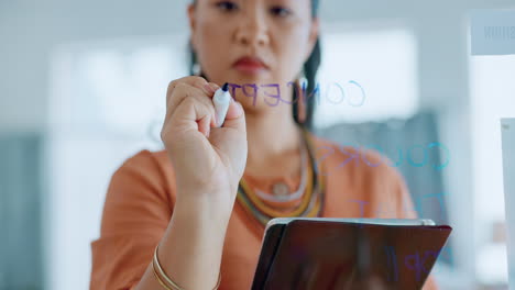 mujer asiática, escritura y tableta en la planificación